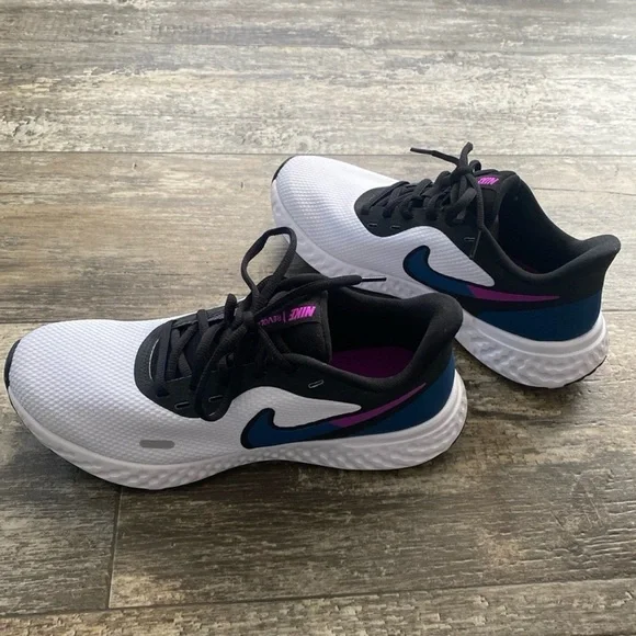 Nike Women's Black and White Running Shoes Size 8.5 - Picture 4 of 7